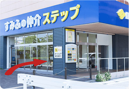 白いガードレールの切れ目を右に曲がる