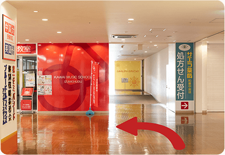 改札を抜けた後、右に曲がり直進する