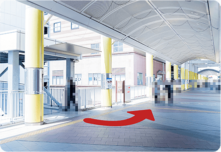 エコール和泉の駐車場から左側に曲がる