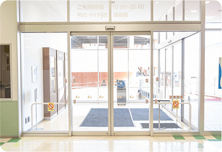 エコール東館を出て道なりに進むと、pivo2階入口へ到着する