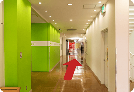 pivo2階入口から直進し、エスカレーターを通り過ぎる